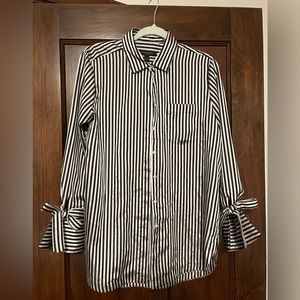 Banana Republic size small blue stripped button down w/tie sleeves.